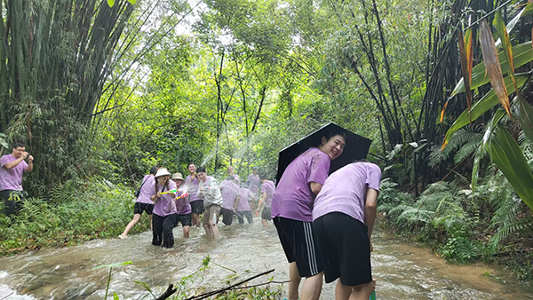 陳楷如:觀戰(zhàn)!“濕身”快樂!.jpg
